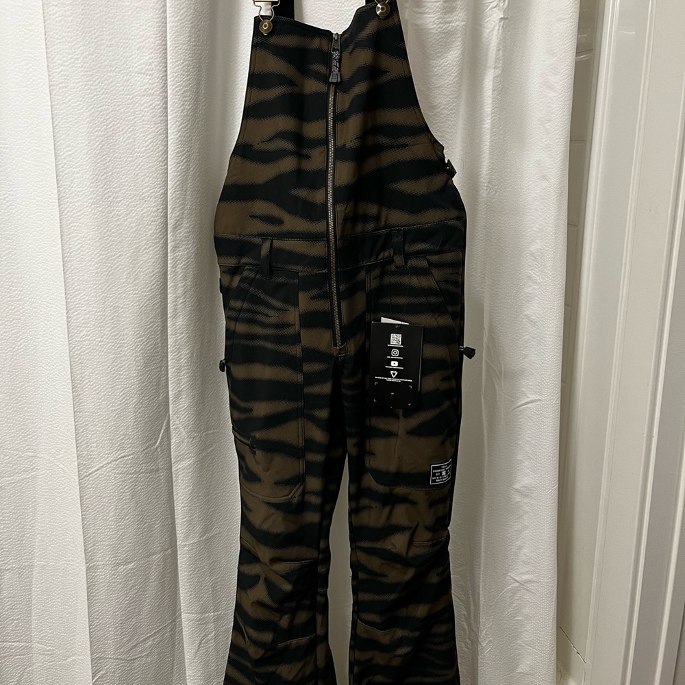 DC Snowboarding Bibs. NWT!